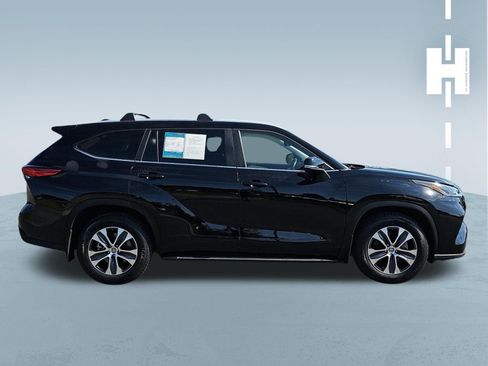 Used 2023 Toyota Highlander XLE AWD/4WD image 3