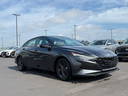 Used 2023 Hyundai Elantra SEL FWD image 3