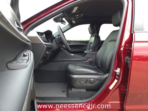 New 2025 Jeep Grand Cherokee Limited image 12