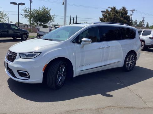 Used 2024 Chrysler Pacifica Pinnacle image 5