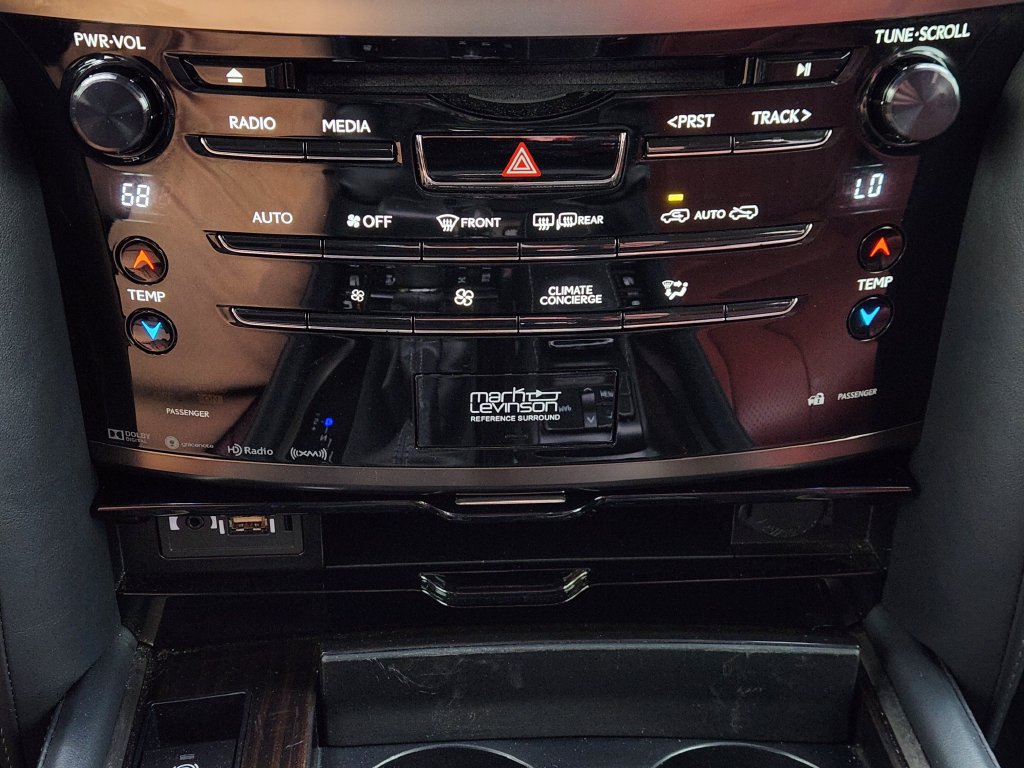 Used 2020 Lexus LX 570 4WD w/ Luxury Package image 19