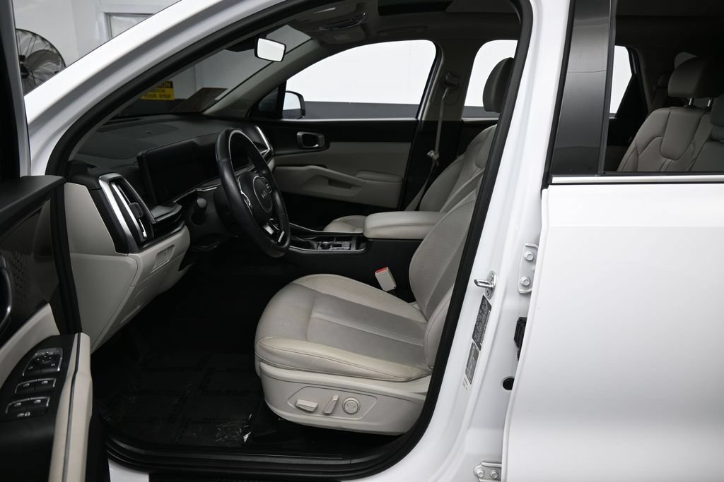 Used 2024 Kia Sorento S w/ Panoramic Sunroof Package FWD image 11