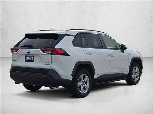 Used 2021 Toyota RAV4 XLE AWD/4WD image 5