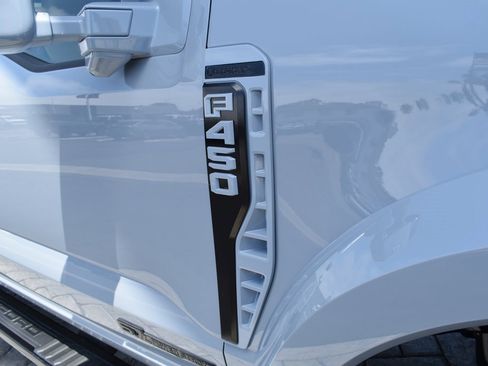 Used 2025 Ford F450 Lariat w/ FX4 Off-Road Package image 7