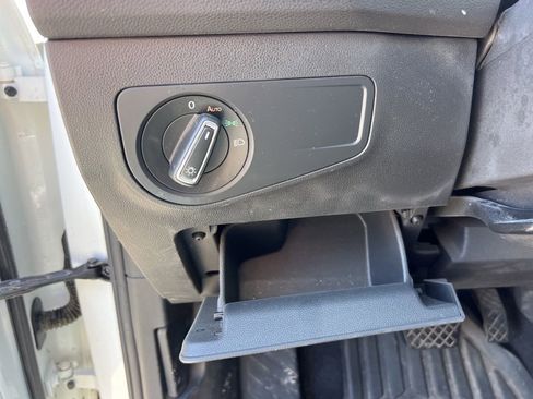 Used 2020 Volkswagen Tiguan SE image 9