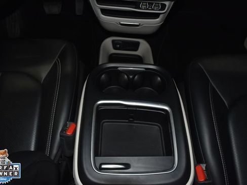 Certified 2024 Chrysler Pacifica Touring-L FWD image 12