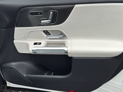 Used 2023 Mercedes-Benz GLB 250 GLB 250 image 12