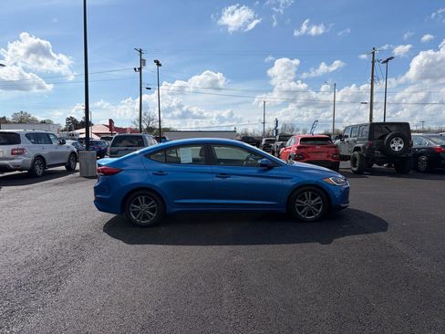 Used 2017 Hyundai Elantra SE image 2