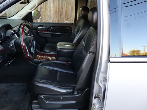 Used 2011 Cadillac Escalade AWD image 19