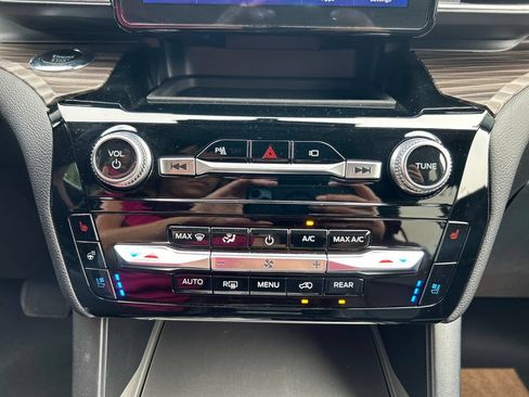 Used 2023 Ford Explorer Limited w/ Equipment Group 301A AWD/4WD image 26