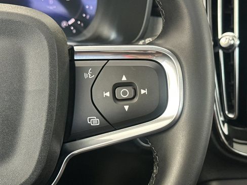 Used 2025 Volvo XC40 B5 Plus AWD/4WD image 30