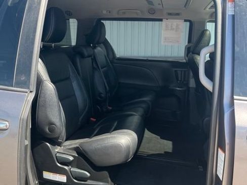 Used 2017 Toyota Sienna SE Premium FWD image 32
