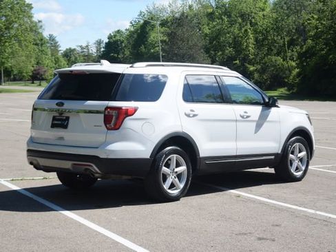 Used 2017 Ford Explorer XLT w/ Equipment Group 202A AWD/4WD image 27