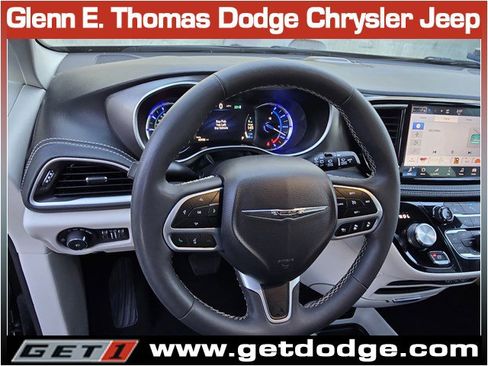 Used 2024 Chrysler Pacifica Select image 19