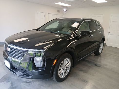 Certified 2024 Cadillac XT4 Luxury w/ Cold Weather Package AWD/4WD image 4