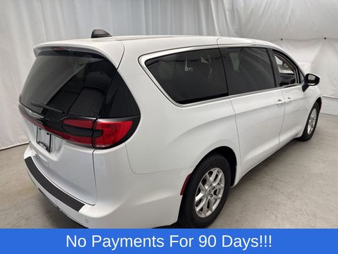 Used 2023 Chrysler Pacifica Touring-L FWD image 2