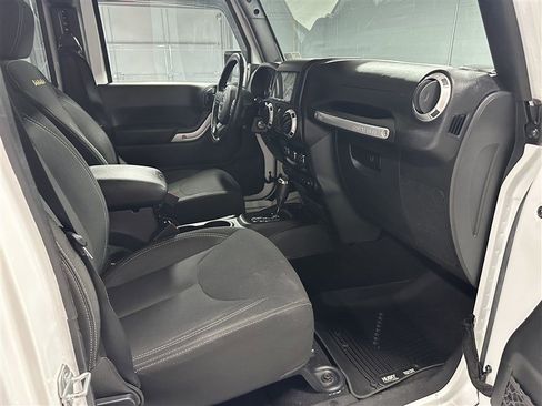 Used 2015 Jeep Wrangler Unlimited Sahara w/ Connectivity Group image 11