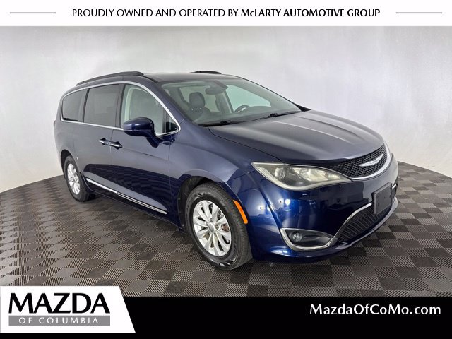 Used 2017 Chrysler Pacifica Touring-L FWD image 1