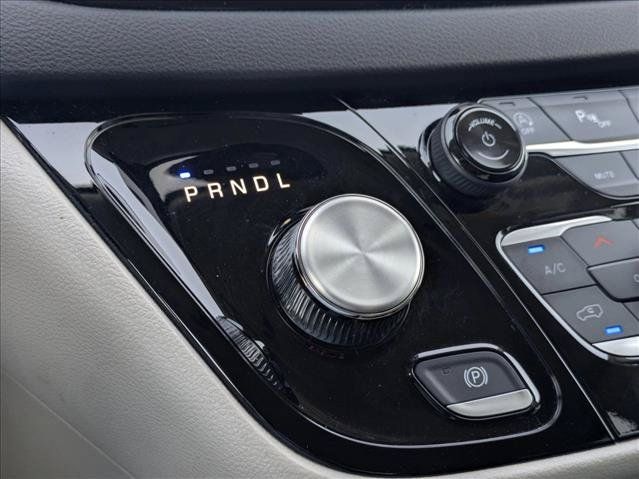 Used 2024 Chrysler Pacifica Touring-L FWD image 12
