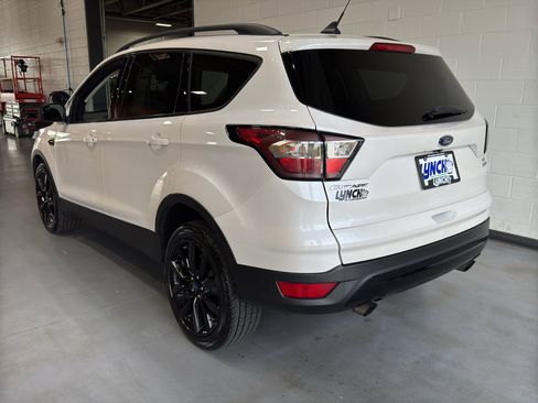Used 2018 Ford Escape SE w/ SE Sport Appearance Package AWD/4WD image 3
