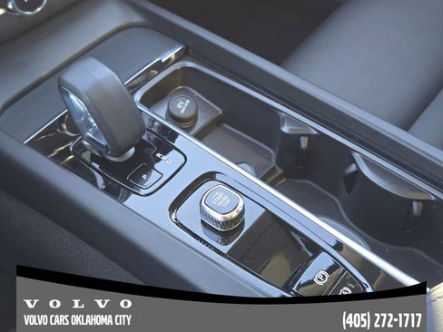 Certified 2025 Volvo XC60 B5 Core image 19