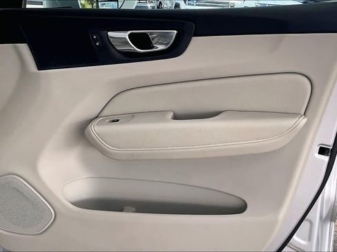 Used 2021 Volvo XC60 T6 Momentum image 23