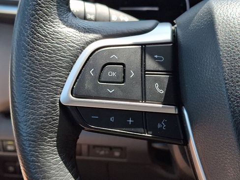 Used 2024 Toyota Sienna XLE FWD image 25