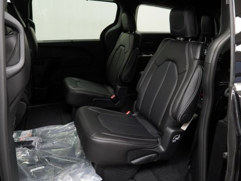 New 2026 Chrysler Pacifica Select image 17