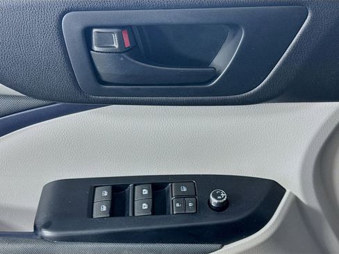 Used 2015 Toyota Highlander LE FWD image 20