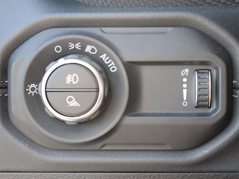 Used 2026 Jeep Gladiator Rubicon w/ Technology Group AWD/4WD image 11