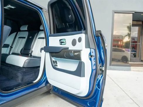 Used 2021 Rolls-Royce Cullinan Black Badge image 44