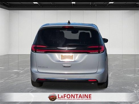 Certified 2024 Chrysler Pacifica Touring-L image 4