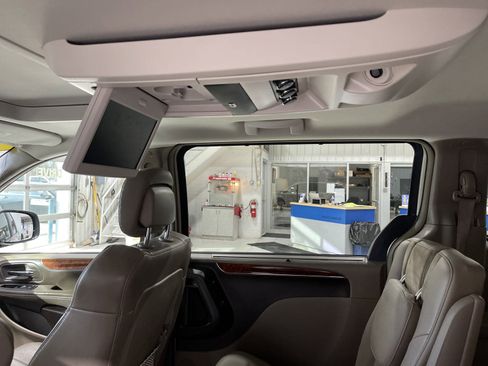 Used 2015 Chrysler Town & Country Limited Platinum image 13