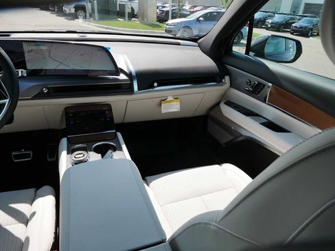 Used 2026 Cadillac Vistiq Luxury w/ LPO, Floor Liner Package AWD/4WD image 10