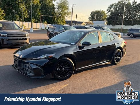 Used 2025 Toyota Camry SE FWD image 1