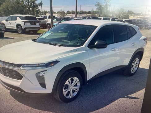 Used 2026 Chevrolet Trax LS w/ Driver Confidence Package image 1