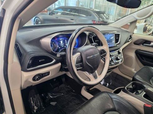 Used 2018 Chrysler Pacifica Limited w/ Tire & Wheel Group FWD image 8