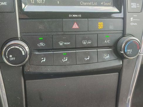 Used 2017 Toyota Camry SE w/ Moonroof Package FWD image 18