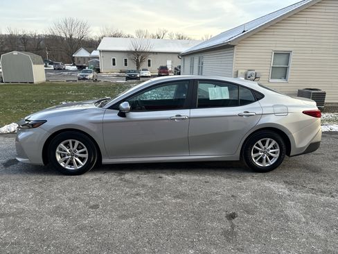 Used 2025 Toyota Camry LE image 7