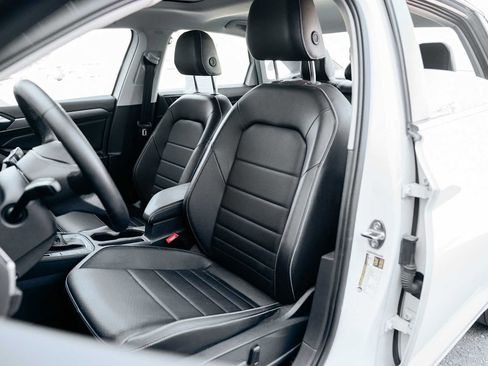 Used 2023 Volkswagen Jetta SE image 4