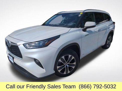 Certified 2020 Toyota Highlander XLE AWD/4WD image 1