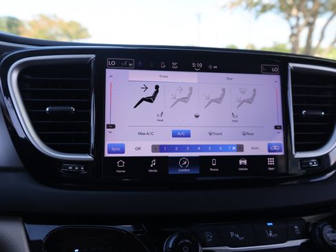 Used 2024 Chrysler Pacifica Touring-L FWD image 19