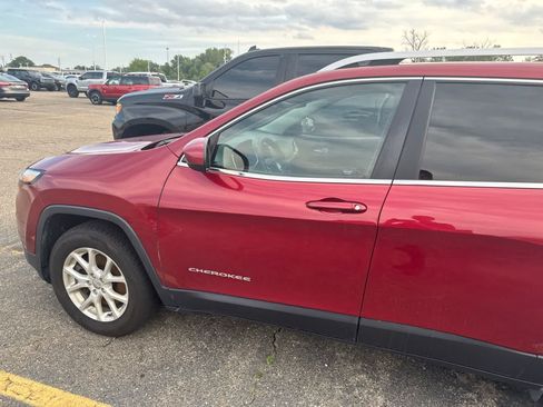 Used 2016 Jeep Cherokee Latitude w/ Cold Weather Group AWD/4WD image 17