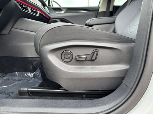 Used 2026 Volkswagen Tiguan SE FWD image 17
