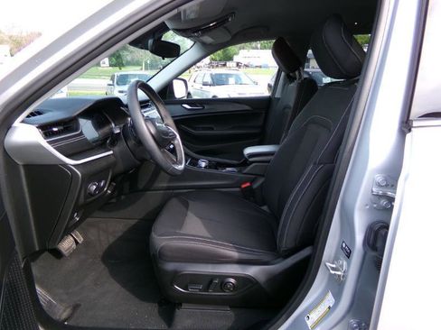 Used 2023 Jeep Grand Cherokee Laredo AWD/4WD image 11