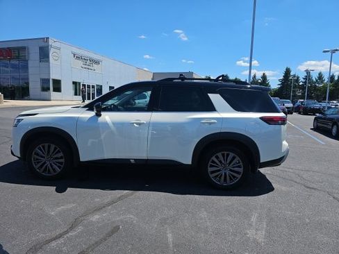Certified 2024 Nissan Pathfinder SL w/ SL Premium Package AWD/4WD image 4