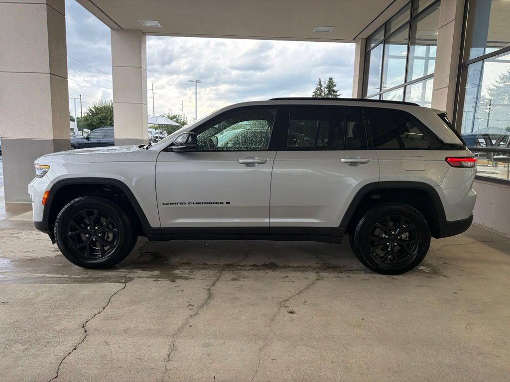 Used 2024 Jeep Grand Cherokee Altitude AWD/4WD image 2