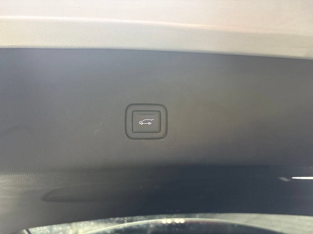 Used 2020 Chevrolet Traverse LT FWD image 23