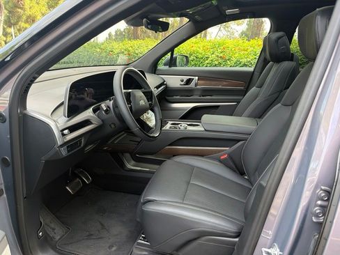 Certified 2026 Cadillac Vistiq Luxury AWD/4WD image 7