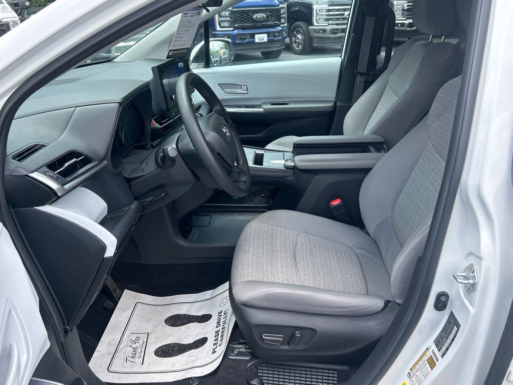 Used 2025 Toyota Sienna LE AWD/4WD image 14